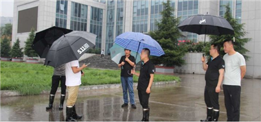 【雨季巡查不松懈 筑牢防汛安全網】 首陽山煤業扎實開展防汛雨中巡查工作